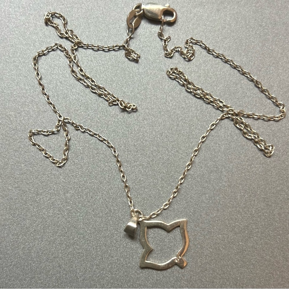 Chic Sterling Silver Necklace with Ivy Leaf Pendant